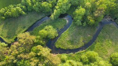 Yaz boyunca insansız hava aracı kano insanlarıyla doğal nehir görüntüsü.