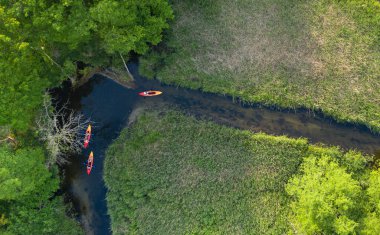 Yaz boyunca insansız hava aracı kano insanlarıyla doğal nehir görüntüsü.