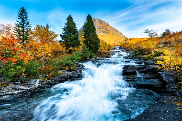 Schöne Herbstlandschaft Mit Gelben Bäumen Und Wasserfall — Stockfoto