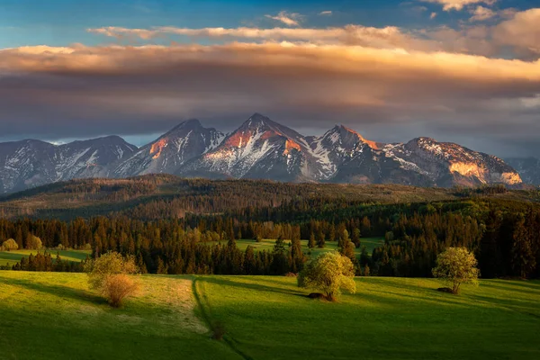 Piękny Wiosenny Zachód Słońca Tatrach Polsce — Zdjęcie stockowe
