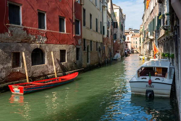 Uitzicht Grachten Historische Gebouwen Met Boten Venetië Italië — Stockfoto