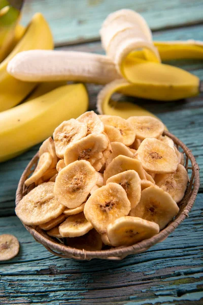 Kurutulmuş muz dilimleri yakın.