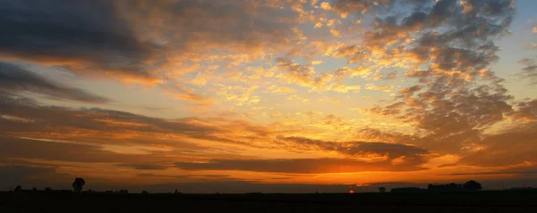 Panorama Lindo Pôr Sol Com Nuvens Coloridas — Fotografia de Stock