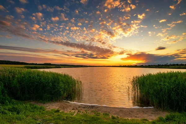 湖で美しい夏の日の出 — ストック写真