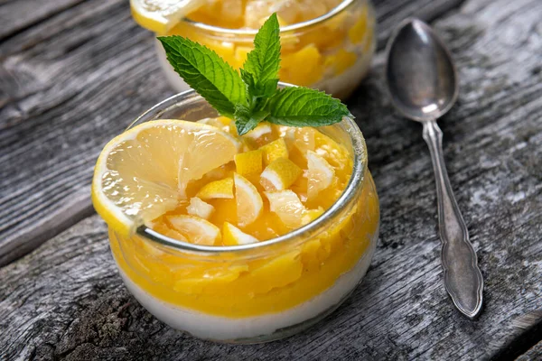 Gustoso Dessert Cremoso Con Limone — Foto Stock