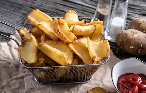 Lezzetli ev yapımı patates dilimleri.