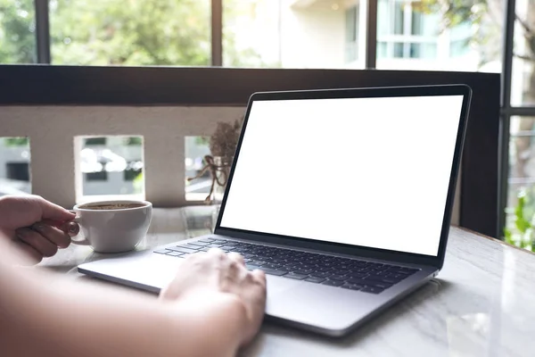 Mockup Beeld Van Een Vrouw Met Behulp Van Typen Laptop — Stockfoto