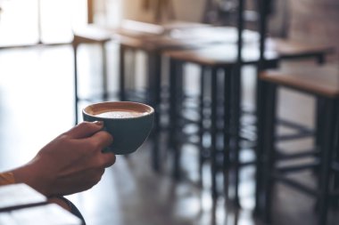 Bir fincan kahve Cafe tutan bir el closeup görüntü