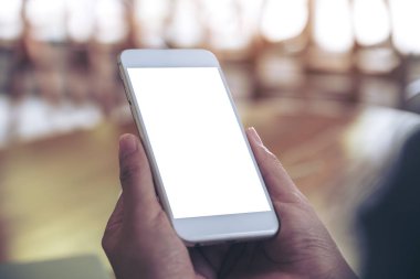 Beyaz cep telefonu ile boş masaüstü ekran ile holding eller mockup görüntü arka plan bulanıklık