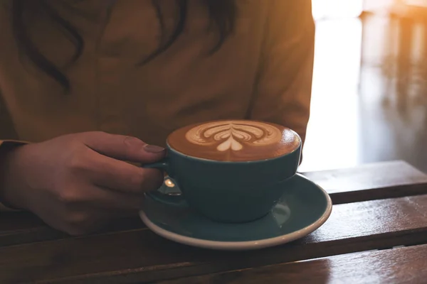 Крупный План Женщины Держащей Синюю Чашку Горячего Кофе Столе Кафе — стоковое фото
