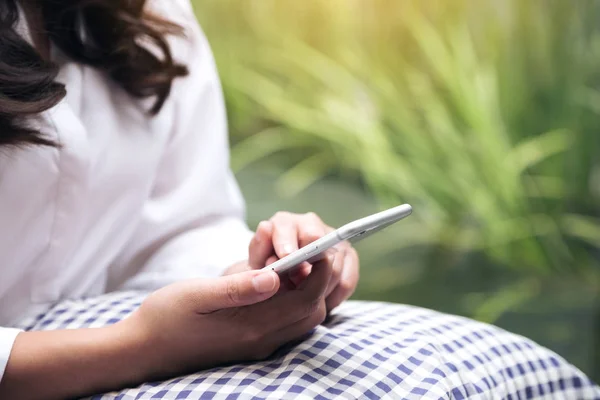 Imagen Cerca Una Mujer Sosteniendo Usando Mirando Teléfono Inteligente —  Fotos de Stock