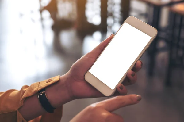 Макет Жінки Тримає Показує Білий Мобільний Телефон Порожнім Екраном Кафе — стокове фото