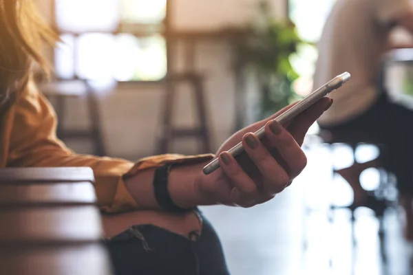 Imagen Cerca Una Mujer Sosteniendo Usando Mirando Teléfono Inteligente Cafetería —  Fotos de Stock