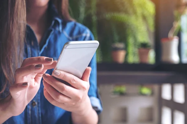 Immagine Ravvicinata Una Donna Che Tiene Utilizza Tocca Uno Smartphone — Foto Stock