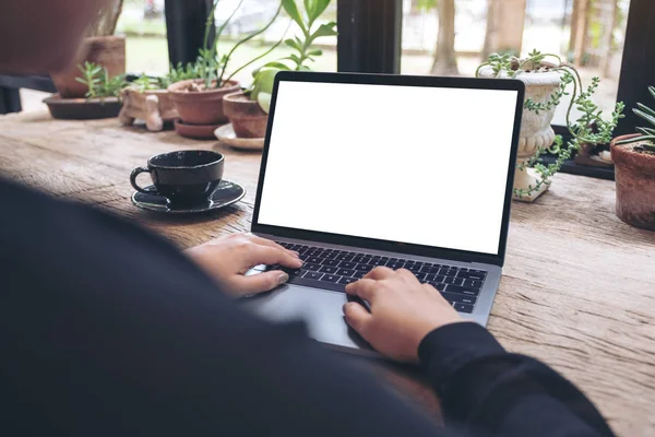 Imagen Burlona Una Mujer Usando Escribiendo Ordenador Portátil Con Pantalla —  Fotos de Stock