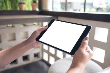 Kafe 'de elinde boş beyaz masaüstü ekranı olan siyah tablet bir kadının görüntüsü