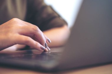 Bir kadının görüntüsünü closeup kullanma ve dokunaklı laptop klavye masada eller