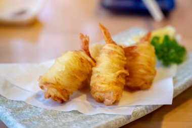 Patates Japon tarzı derin yağda kızartılmış karides closeup görüntü 