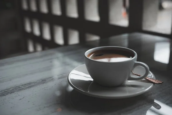 Imagen Cerca Una Taza Blanca Café Caliente Mesa Cafetería —  Fotos de Stock