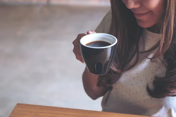 Nahaufnahme Einer Asiatischen Frau Die Eine Tasse Heißen Kaffee Der — Stockfoto