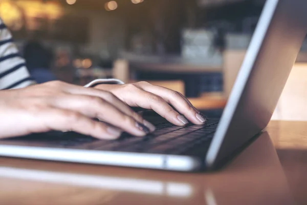 Imagem Perto Das Mãos Uma Mulher Usando Digitando Teclado Laptop — Fotografia de Stock