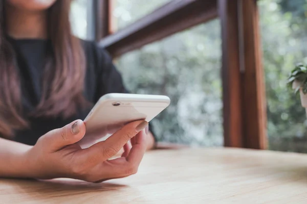 Immagine Ravvicinata Una Donna Che Tiene Utilizza Guarda Smartphone — Foto Stock