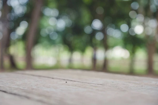 Imagen Borrosa Cerca Una Mesa Madera Con Árbol Fondo —  Fotos de Stock