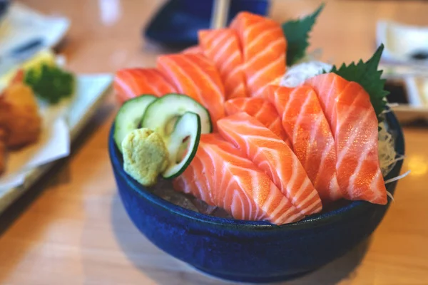 Imagem Close Prato Sashimi Salmão Que Serve Restaurante Japonês — Fotografia de Stock