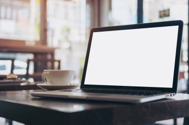 Modern çatı Cafe ahşap masa boş beyaz ekran ile dizüstü mockup görüntü