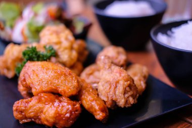 Kızarmış tavuk ve pirinç ahşap masa üzerinde iki kase