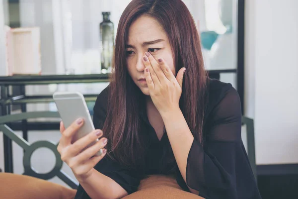 Une Belle Femme Asiatique Regardant Téléphone Intelligent Avec Sentiment Triste — Photo