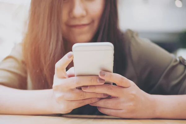 Krásná Asijská Dívka Smajlíkem Tvář Pomocí Chytrého Telefonu Moderní Kavárně — Stock fotografie