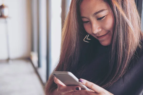 Una Hermosa Chica Asiática Con Cara Sonriente Usando Teléfono Inteligente —  Fotos de Stock
