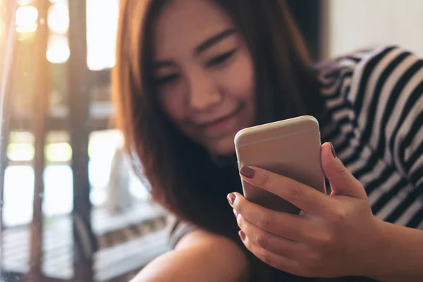 Una Hermosa Chica Asiática Utilizando Teléfono Inteligente Con Cara Sonriente — Foto de Stock