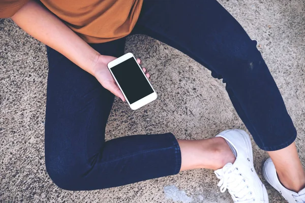 Изображение Женщины Сидящей Улице Держащей Мобильный Телефон Чистым Белым Экраном — стоковое фото