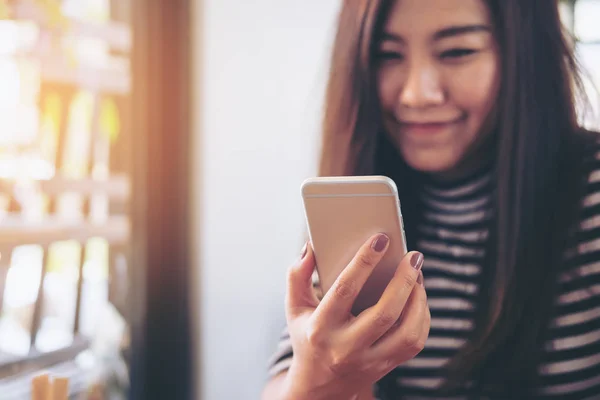 Una Hermosa Chica Asiática Con Cara Sonriente Sosteniendo Utilizando Teléfono —  Fotos de Stock