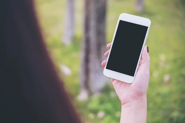 Attrappe Bild Einer Frau Mit Smartphone Mit Leerem Schwarzen Bildschirm — Stockfoto