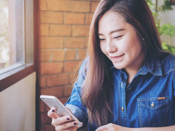 Une Belle Femme Asiatique Avec Visage Souriant Tenant Utilisant Téléphone — Photo