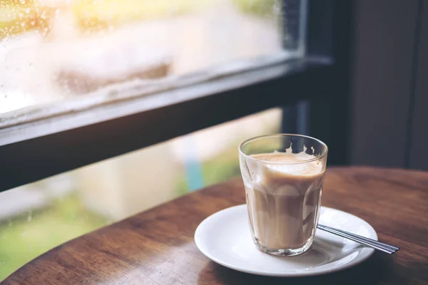 Zbliżenie Zdjęcie Gorące Latte Coffee Cup Vintage Drewnianym Stole Kawiarni — Zdjęcie stockowe