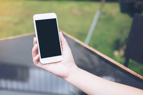 Attrappe Der Hand Hält Weißes Handy Mit Leerem Schwarzen Bildschirm — Stockfoto