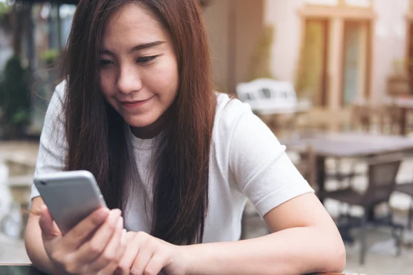 Una Hermosa Chica Asiática Con Cara Sonriente Sosteniendo Utilizando Teléfono —  Fotos de Stock