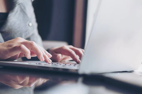 Imagem Perto Das Mãos Uma Mulher Negócios Trabalhando Digitando Teclado — Fotografia de Stock