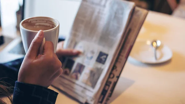 Eine Geschäftsfrau Die Morgens Zeitung Liest Und Kaffee Trinkt — Stockfoto