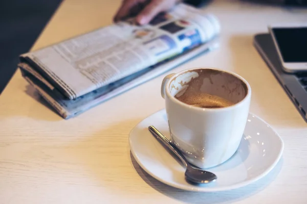 Nahaufnahme Bild Von Kaffeetasse Zeitung Laptop Und Smartphone Auf Holztisch — Stockfoto