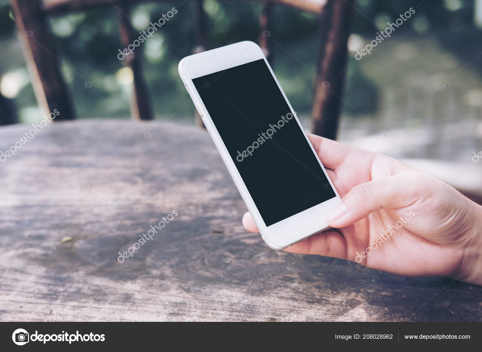 Attrappe Der Hande Halt Weisses Handy Mit Leerem Schwarzen Bildschirm Stockfoto C Farknot 208028962