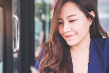 Gülen yüz ve iyi hissediyor, güzellik moda ve yaşam tarzı ile güzel Asyalı kadın portre portre resmi