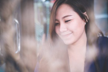 Gülen yüz ve duygu iyi, güzellik moda ve yaşam tarzı ile güzel Asyalı kadın görüntüsünü bulanıklık