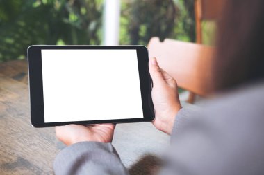 Görüntü Cafe doğa arka plan beyaz boş ekran siyah tabletiyle holding iş kadının el kadar alay