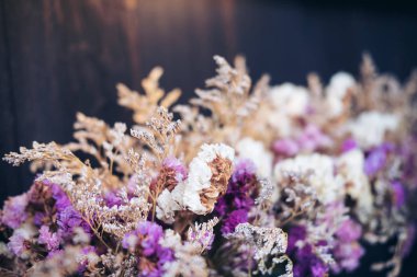 Renkli kuru çiçekler ve ahşap arka plan görüntüsü kapatın