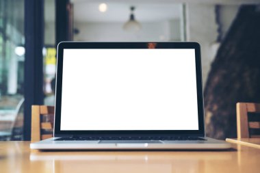 Mockup görüntü kafede ahşap masa boş beyaz ekran ile dizüstü